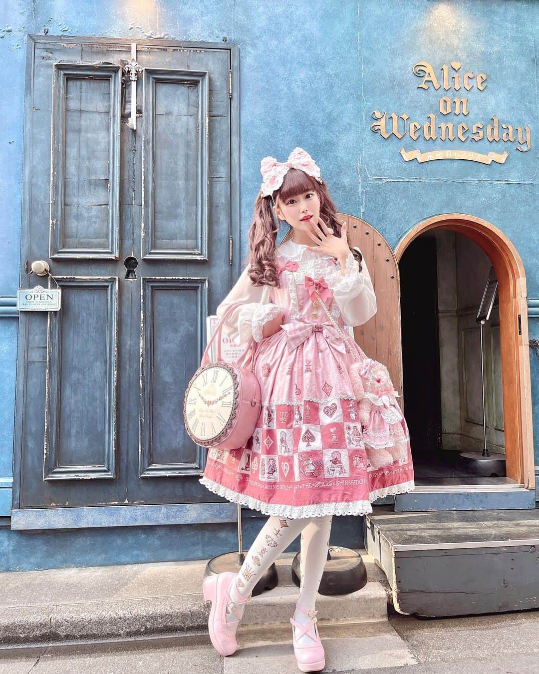 雨宮真梨子さんのインスタグラム写真 - (雨宮真梨子Instagram)「⁡ ピンク色のチェスアリス柄可愛い…🎀♥️  #babythestarsshinebright  ♣️♦️Chess Alice series♥️♠️ ⁡ #ベイビーザスターズシャインブライト #btssb #ロリータ #ロリータファッション #ロリィタ #ロリィタファッション #ロリィタさんと繋がりたい #ロリータコーデ #kawaiifashion #kawaiigirl #kawaiistyle #harajukufashion #harajukustyle #lo娘 #lolitafashionstyle #japanesefashion #girlyfashion #japanesegirl #japaneseculture #kawaiidesu #sweetlolitafashion #sweetlolitastyle #eglcommunity #eglfashion #lolita #懐古ロリィタ #アリスコーデ #原宿ファッション #甘ロリ」1月8日 20時32分 - mariko_amemiya101