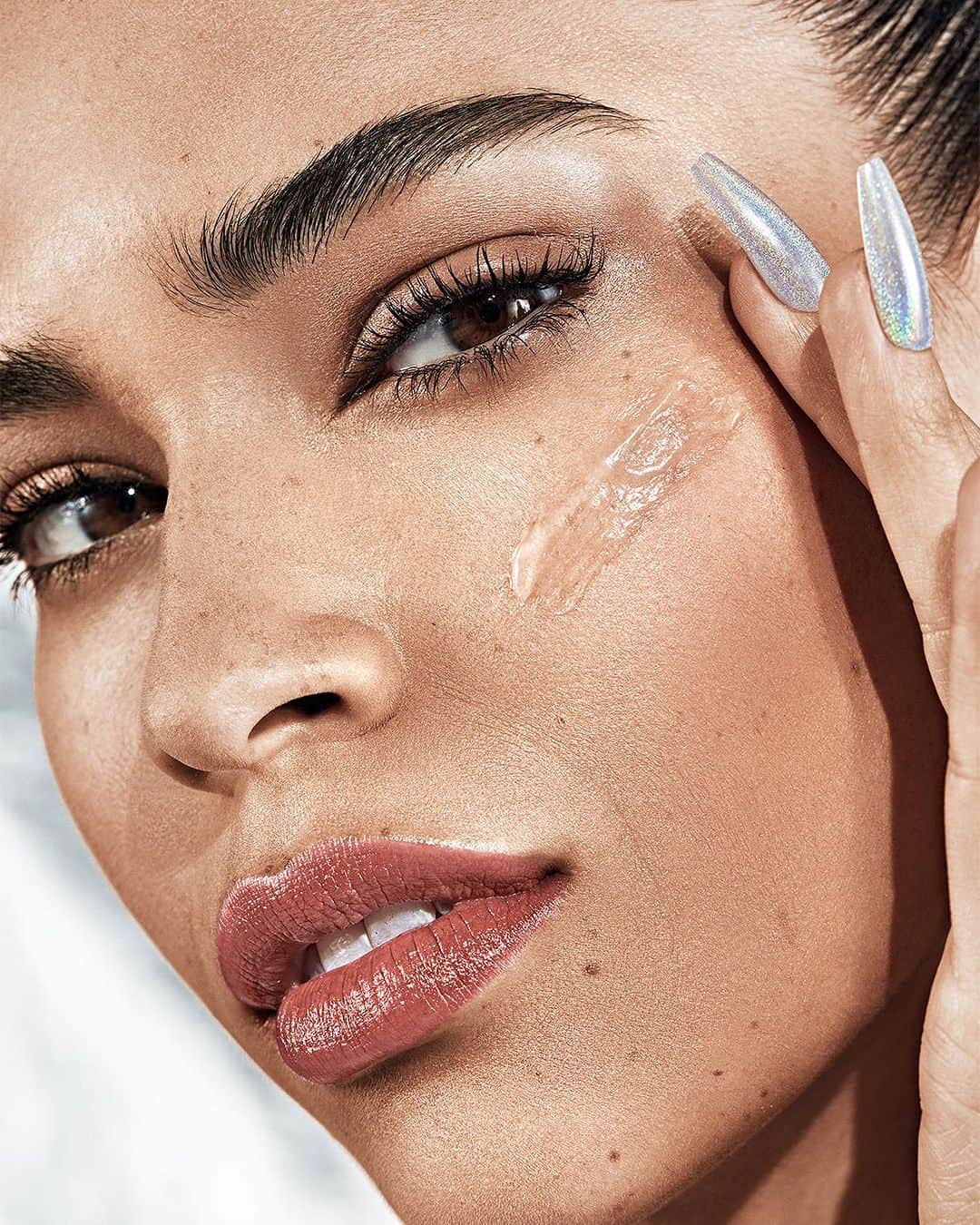 Smashboxのインスタグラム：「✔️grips makeup ✔️blurs pores ✔️smooths lines Shop the velvety Smooth & blur primer at @ultabeauty Link in bio」