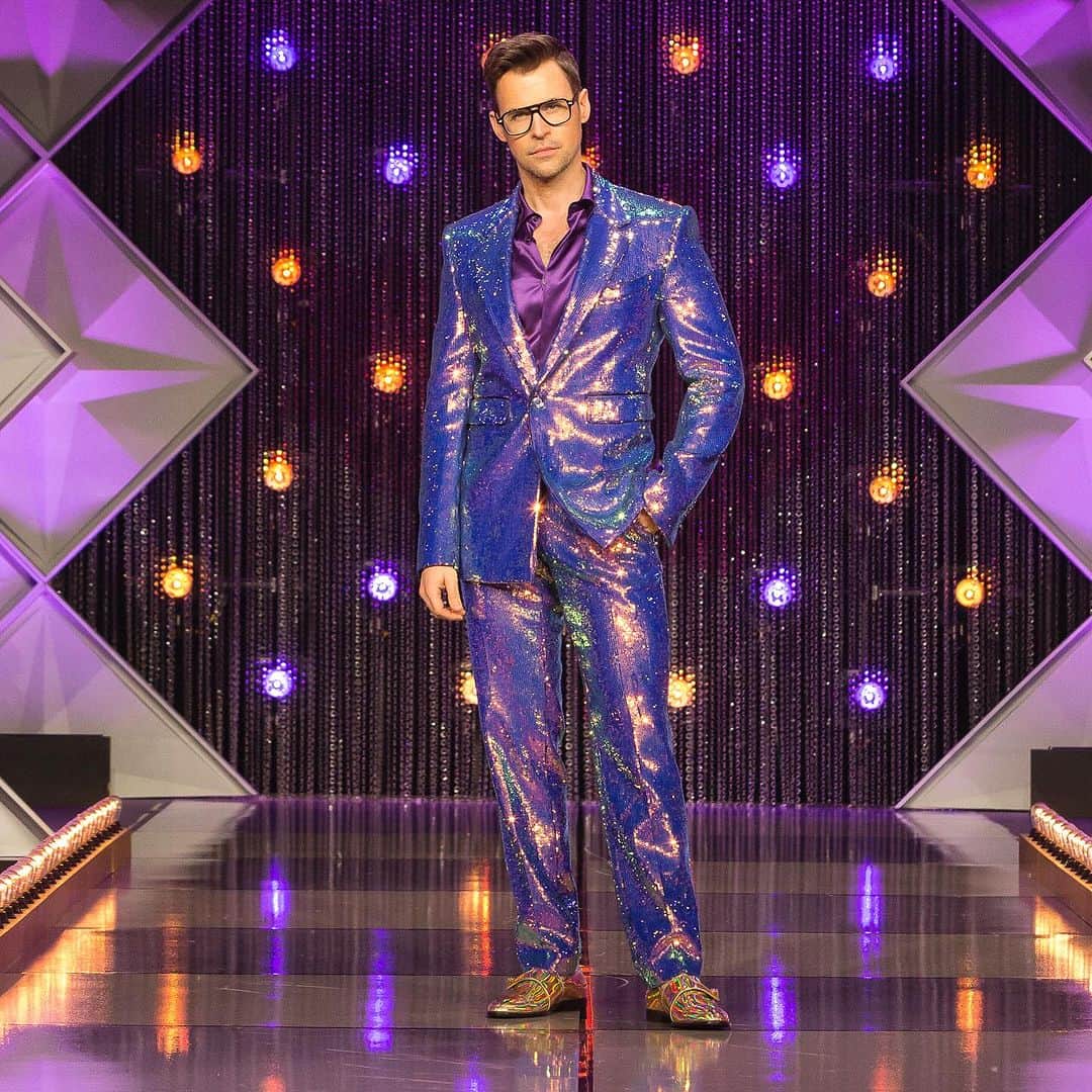 ブラッド・ゴレスキーのインスタグラム：「It’s the finale baby and we saved the best for last! This weeks special guest judge is the iconic @nellyfurtado 💜 Suit and shirt by @dolcegabbana  Shoes by @giuseppezanotti  Grooming by @jukka333  Photo by @asquaredphoto」