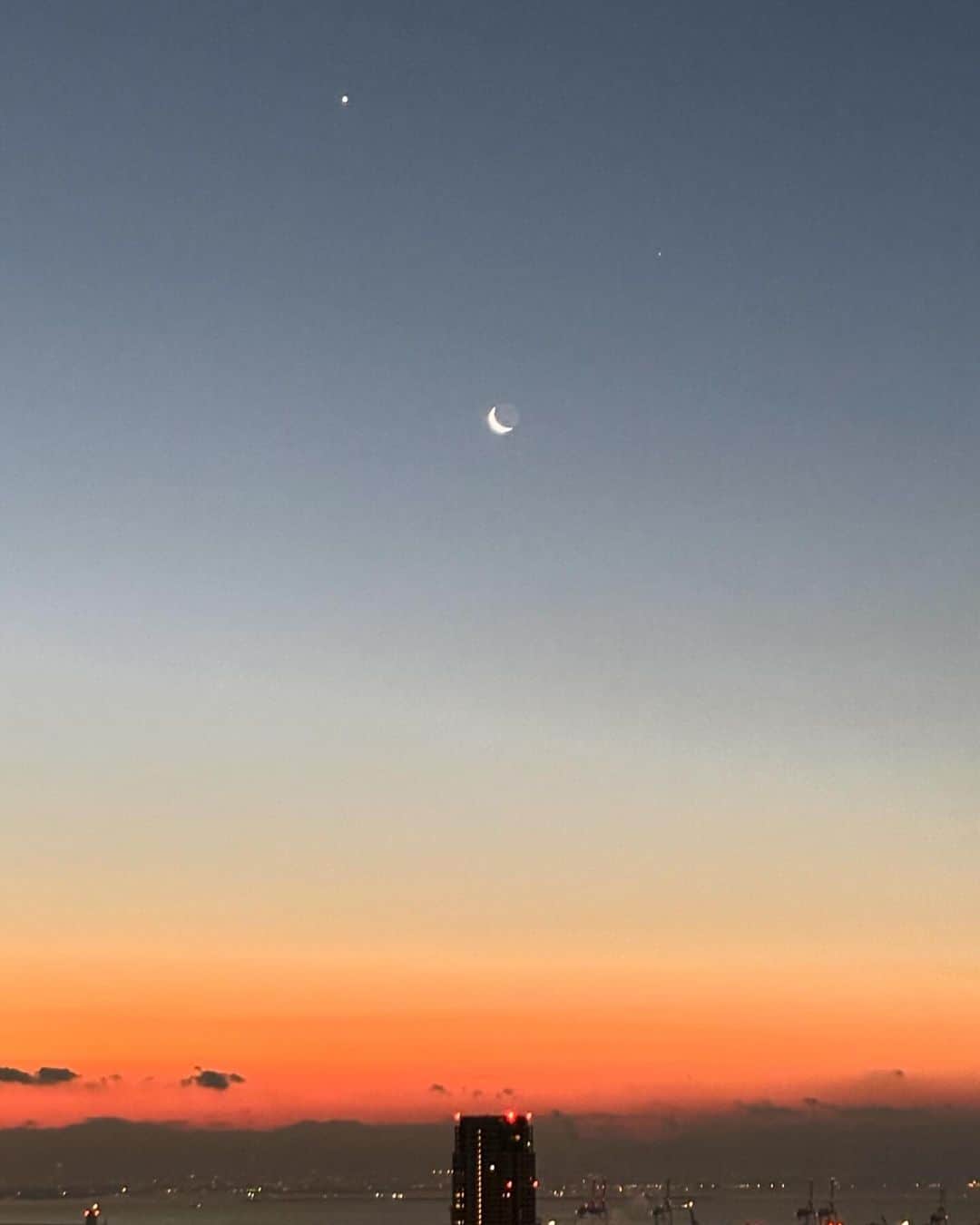 高羽そらのインスタグラム：「夜明け前の金星と三日月の饗宴🌙⭐️ 言葉を拒む静けさが、魂を宇宙の神秘へと誘うような気がする。今日もいい日になりますように😽 #神戸の夜明け #三日月」
