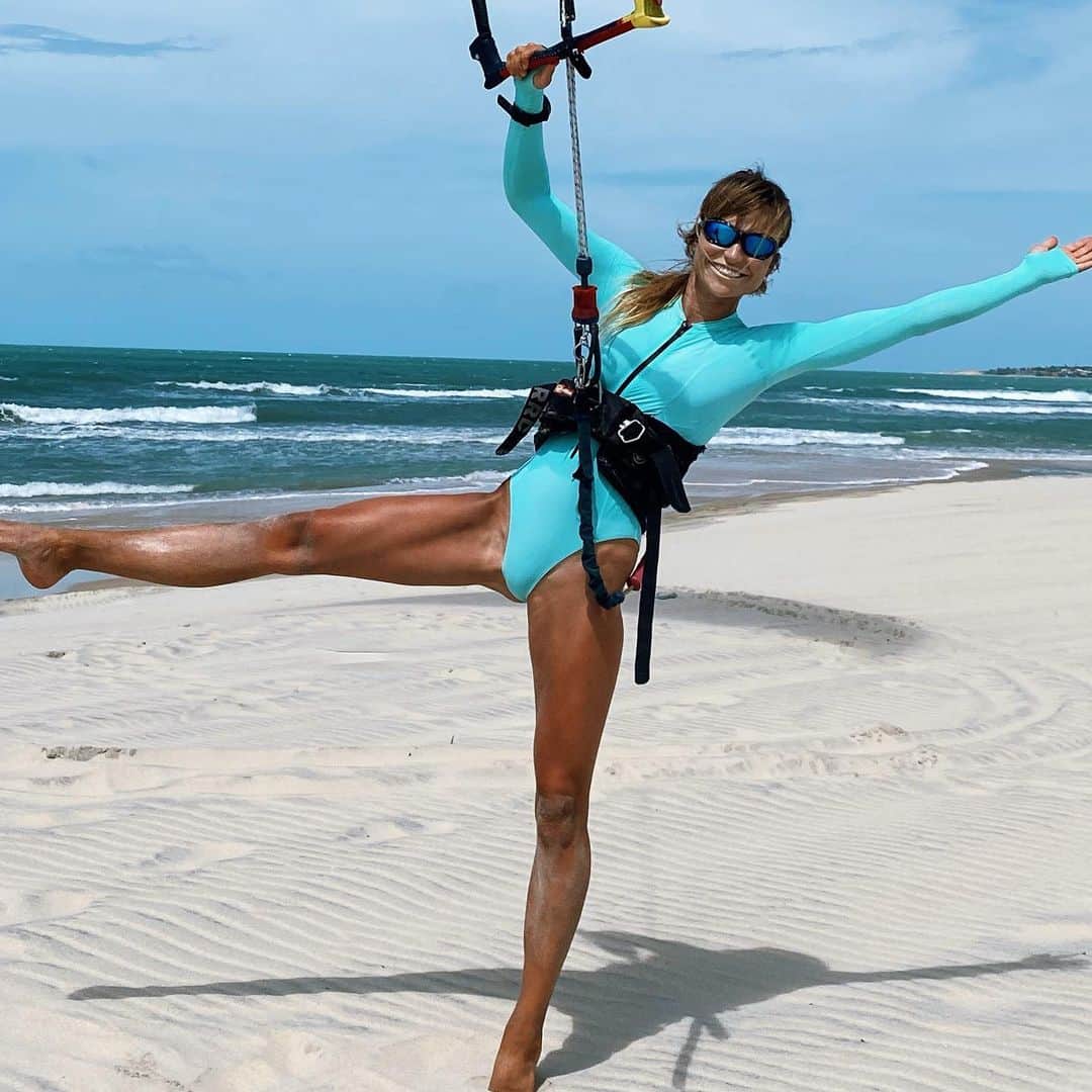テレザ・カサロヴァのインスタグラム：「YESTERDAY I SAW 4.5 TURTLES IN THE WATER!!!  (2 huge, 2 regular and 1 was just going under as I spotted it!!!) 🐢 🐢 🐢 🐢 🐢   ALSO I feel like maybe THIS is about the time the kite pictures are starting to get too annoying to people who don’t share my passion for the sport so I’m wrapping it up OKAY relax JEEZ!!! 😁😁😁」