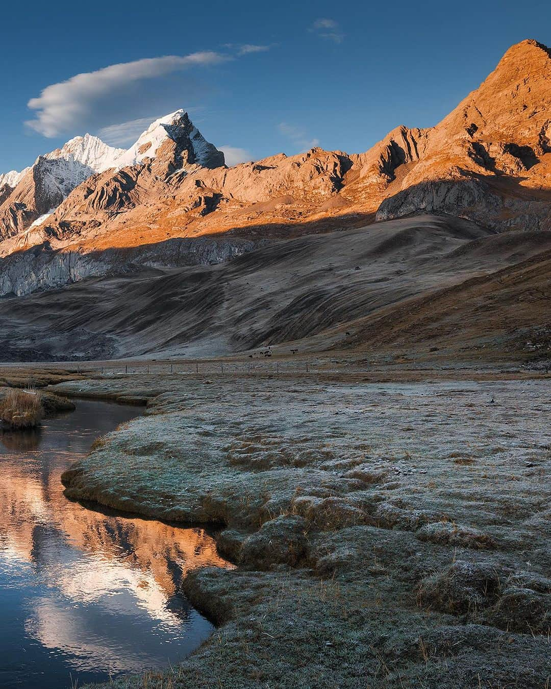 PolarProさんのインスタグラム写真 - (PolarProInstagram)「Not a bad way to kickstart your 2024 shot list - dusted peaks on a cold winter sunrise.  📷 @parker_burkett」1月10日 0時00分 - polarpro