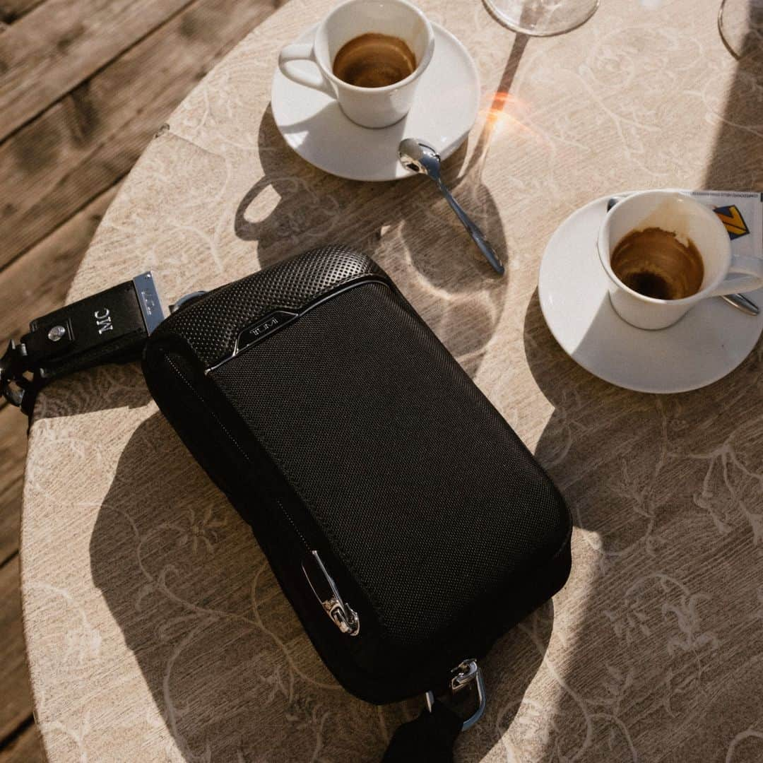 トゥミのインスタグラム：「Breakfast dates with the Messina Utility Pouch.   #TUMI」