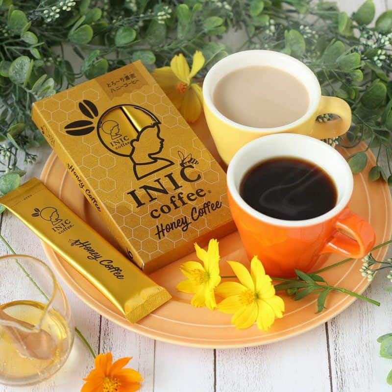 INIC coffeeさんのインスタグラム写真 - (INIC coffeeInstagram)「寒い冬に飲みたくなる美味しいラテ⛄ 【ラテ好きのためのコーヒーセット】  ミルクを注ぐだけで、手軽におうちでカフェで味わうようなラテが楽しめるコーヒーセットです🐮 ラテ好きさんや甘いものが好きな方へのプレゼントにもぴったり！ INICの大人気４種類です。  🔳ハニーコーヒー：まろやかな甘さのはちみつ入り 🔳リュクスアロマ（カカオ）：濃厚な贅沢カフェモカ 🔳リュクスアロマ（キャラメル）：ほろ苦い大人のスイーツコーヒー 🔳リュクスアロマ（オランジュ）：オレンジチョコケーキを食べているような濃厚さと爽やかさ  #iniccoffee #イニックコーヒー #コーヒーギフト #コーヒースタグラム #コーヒーの時間 #コーヒーの香り  #コーヒーのある暮らし #コーヒーのある生活  #コーヒー好き  #コーヒーブレイク #ラテ #ホットラテ #はちみつ #ハチミツ #蜂蜜 #大人気 #カフェモカ #キャラメル #ショコラオランジュ」1月9日 21時00分 - iniccoffee
