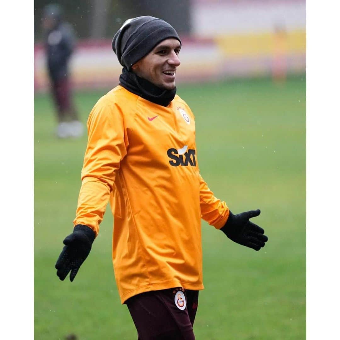ルーカス・トレイラさんのインスタグラム写真 - (ルーカス・トレイラInstagram)「No es solo vivir… es sentirse vivo !   Felicidad pura 😁🤷🏻‍♂️⚽️ #konsantrasyon💛❤️」1月9日 22時01分 - ltorreira34