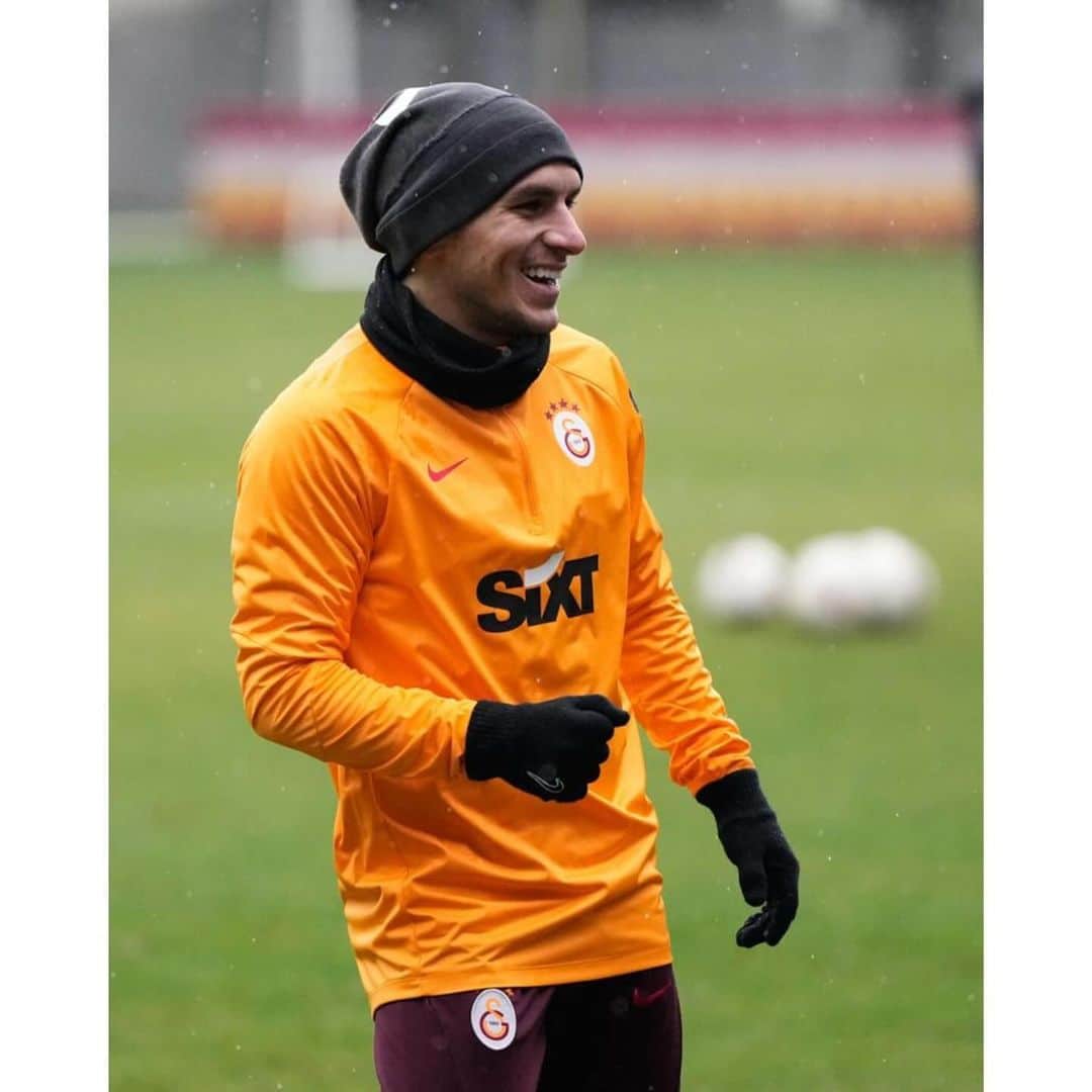 ルーカス・トレイラさんのインスタグラム写真 - (ルーカス・トレイラInstagram)「No es solo vivir… es sentirse vivo !   Felicidad pura 😁🤷🏻‍♂️⚽️ #konsantrasyon💛❤️」1月9日 22時01分 - ltorreira34