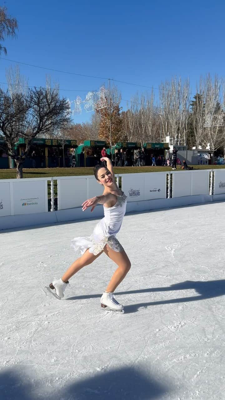 セリア・ロブレドのインスタグラム：「🤍⛸️  #skating #patinaje #patinajesobrehielo #iceskating #pistadehielo」