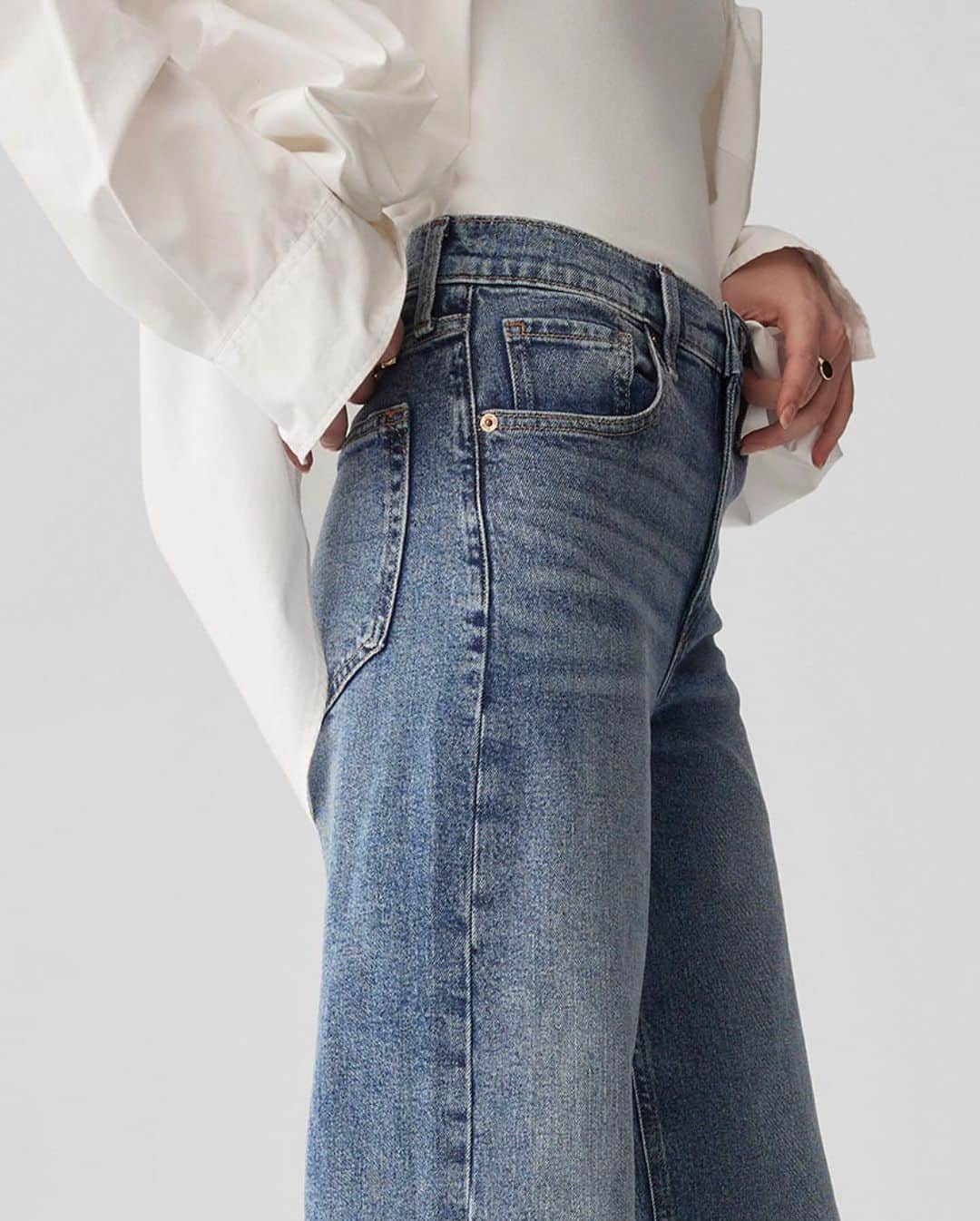 GAPさんのインスタグラム写真 - (GAPInstagram)「A waist-nipping high-rise meets our signature wide leg.   The High Rise Stride, now in 11 washes.」1月10日 2時03分 - gap