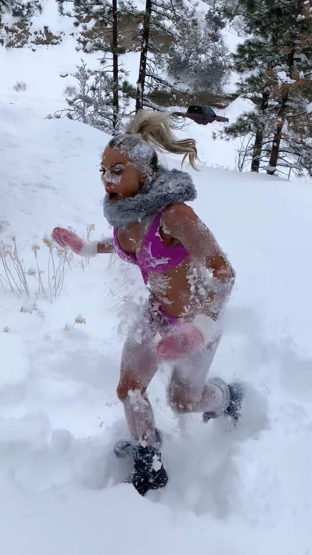 Lauren Drain Kaganのインスタグラム：「Let’s just say that was 🥶 Excited to do my daily ice plunge & train with all my New Years Clients starting this Sunday💪🏽」