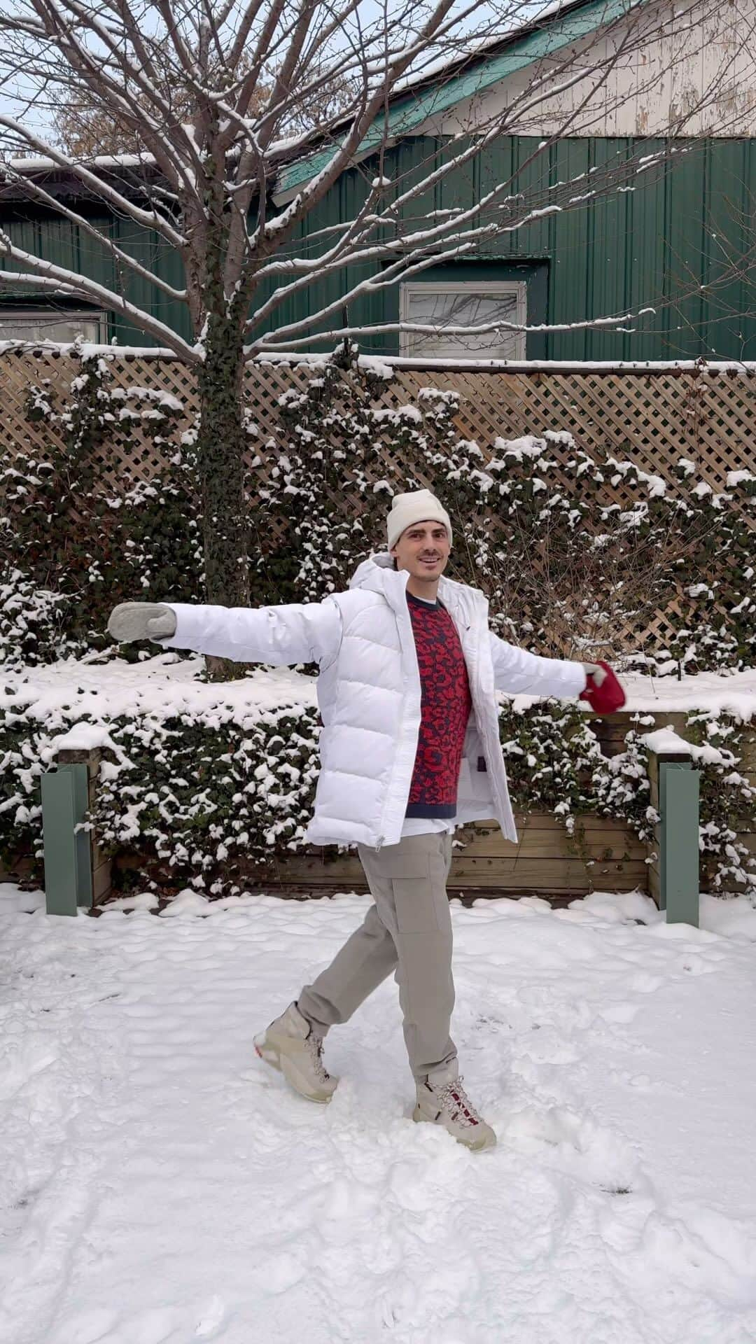 ポール・ポワリエのインスタグラム：「testing some new @lululemon gear in the snow, feat. the new @teamcanada future legacy items • 10% of future legacy proceeds support team canada athletes 😁」