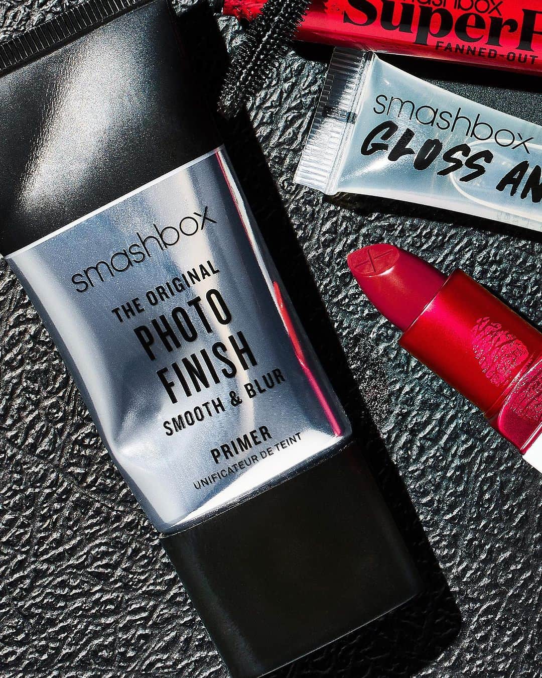 Smashboxのインスタグラム：「Patchy makeup is cool but have you ever prepped with Smooth & Blur primer? Shop the secret to skin-like makeup at @ultabeauty Link in bio」