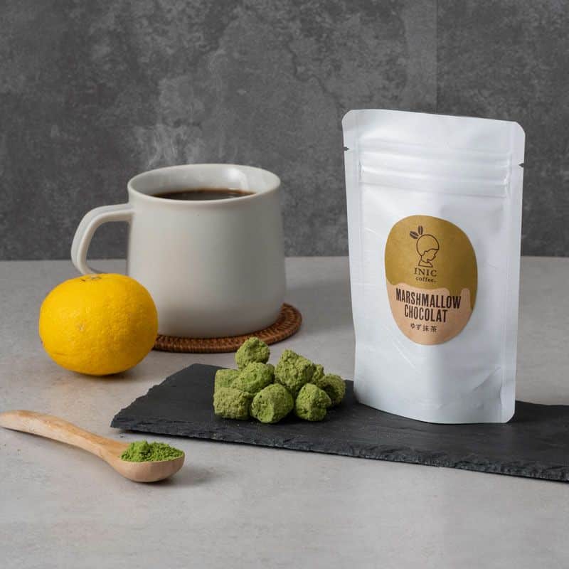 INIC coffeeさんのインスタグラム写真 - (INIC coffeeInstagram)「和スイーツ【マシュマロショコラ】は、コーヒーと一緒に食べると贅沢な口溶けを味わえるんです。 それぞれおすすめのペアリング☕をご紹介！ 🔳ゆず抹茶×Beans Aroma キリマンジャロ キリマンジャロのキレのある苦味と抹茶の苦味がマッチし、ゆずの爽やかな余韻をお楽しみいただけます。 🔳ほうじ茶×モーニングアロマ バリスタメイド ホットミルクだけで作れるバリスタ品質のカフェラテ。まろやかに絡み合うミルクとエスプレッソ、そしてふわりと広がる甘みのラテと合わせると、絶妙な香ばしさとまったりと甘い口溶けを堪能できます。 #iniccoffee #イニックコーヒー #コーヒーギフト #コーヒースタグラム #コーヒーの時間 #コーヒーの香り  #コーヒーのある暮らし  #コーヒーのある生活  #コーヒー好き  #コーヒーブレイク #マシュマロ #ショコラ #抹茶 #ほうじ茶 #和スイーツ  #キリマンジャロ #カフェラテ #コーヒーと一緒に」1月10日 21時00分 - iniccoffee