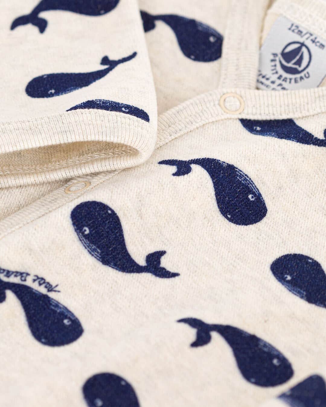 プチバトーのインスタグラム：「Commentez 🐳 pour nos baleines préférées ! Vous les connaissez bien maintenant, et le moins qu’on puisse dire c’est qu’on ne s’en lasse pas 😍  // Comment 🐳 for our favorite whales!  You know them well now, and the least we can say is that we can't get enough of them 😍」