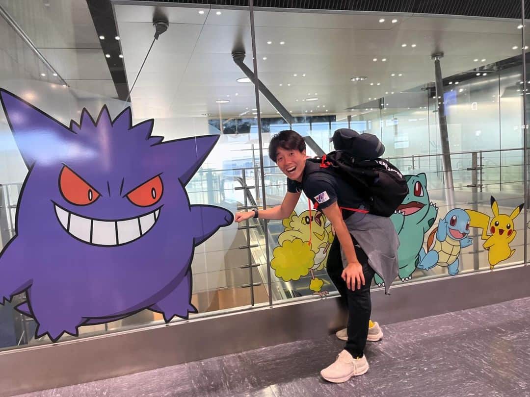 田中秋桜のインスタグラム：「何歳になってもポケモン好き😃❤️‍🔥(今年27歳になるけど気にしない😃) かわいいポケモン達が見送りしてくれる所→成田空港🛬」