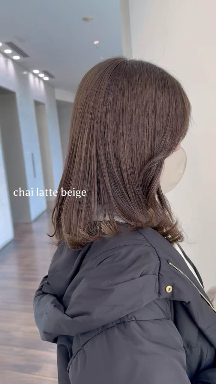 福間エリサのインスタグラム：「ブリーチなしchai latte beige 🥜 ⁡ ブリーチなしの場合Beforeが暗い方はダブルカラー施術がおすすめです。 元々明るくて少し抑えたい方はワンカラーで ご予約下さいませ♡ ⁡ ———— ⁡ 丁寧な顔まわりカットを大切にしています。 髪の毛の負担も考慮しつつ、ブリーチ未使用でも透明感のある髪色を叶えます。 お客様の雰囲気に合わせたお洒落で可愛いヘアスタイルをご提供させて頂きます♡ ⁡ ご新規様も大歓迎です！ ⁡ どんな小さなお悩みもお気軽にご相談下さい♡ ⁡ 🪄平日限定Webからの予約で10%offです！ (カット、前髪カットのみ、セットのみは対象外) 料金はハイライトにて記載しております。 学生割引も使えます！ ⁡ -ZACC vie- 📍港区北青山3-11-7 Ao4F 表参道駅【B2】出口より徒歩30秒 定休日/月・火 ⁡ #表参道美容院 #表参道美容室  #オリーブベージュ #マロンベージュ #冬カラー #ブリーチなしベージュ #レイヤーカット #顔まわりレイヤー #ロングレイヤー #ミディアムレイヤー #マロングレージュ #マロンブラウン #ブリーチなしカラー #まろやかベージュ #まろベージュ」