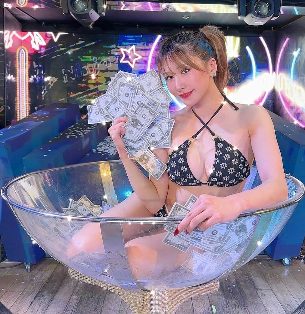 NANAのインスタグラム：「14回目の100万マティーニ🍸 クリスマスプレゼントでついこの間 マティーニしていただいたばかりなのに 新年1発目にお年玉を頂きました。。！？ 予想外の出来事で、開いた口が ふさがらなかったです、、、。 その後のエクストラタイムでは 一撃必殺50万BerryでQUEENに してくれて、最高に嬉しかったです💋 場を盛り上げるのが好きな方で どうやったら盛り上がるかな？とか お客様なのに考えてくれてて。そんな 人に私もなりたいと尊敬する方から いただいたビックプレゼント（ ; ; ） 2024年も宜しくお願いします🐈‍⬛💕  2024.01.01  partyon NANA  #partyon  #パリオン  #バーレスク東京  #2024」