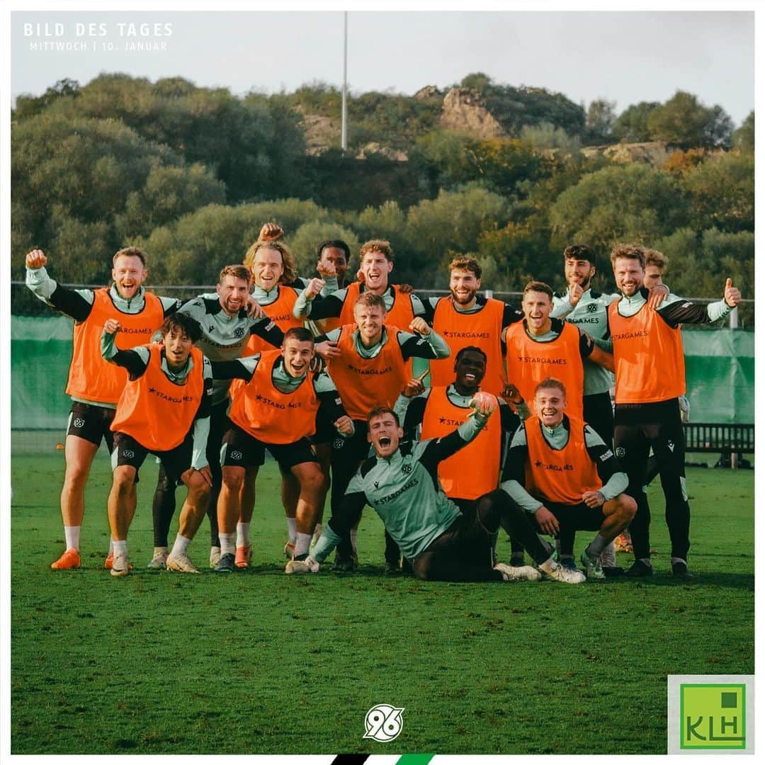 ハノーファー96のインスタグラム：「Das letzte Siegerbild aus dem Trainingslager. 🙌😃  #Vamos96 #H96 #Hannover96 #NiemalsAllein ⚫️⚪️💚」