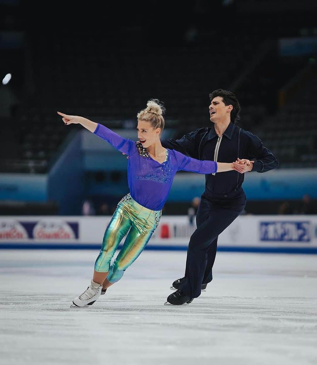 パイパー・ギレスのインスタグラム：「Hey Calgary are you ready for us?!? @skate_canada  - - 📸 @yanablumka_fs  #figureskating #icedance #iceskating #figureskatingphotography #skating #ctn24 #competition #letsgo」