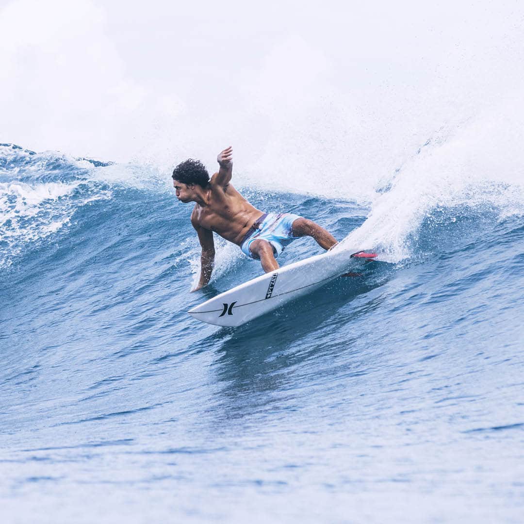 hurleyのインスタグラム：「Phantom technology is freedom in the form of fabric — as seen on @matahidrollet in the Phantom Naturals Tailgate 18" #taptoshop ⚡️」