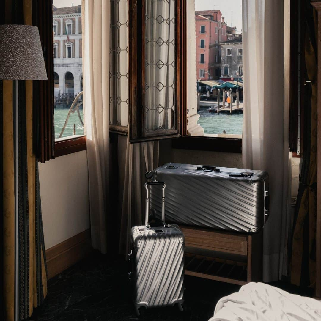 トゥミのインスタグラム：「Adventure is just beyond the window. For the gondola rides, morning espressos and evening aperitivos, bring everything you need for a Venetian getaway in your 19 Degree Aluminum set. And we mean everything. Built-in shelving and generous space make our trunk an overpacker’s dream.  #TUMI19D」