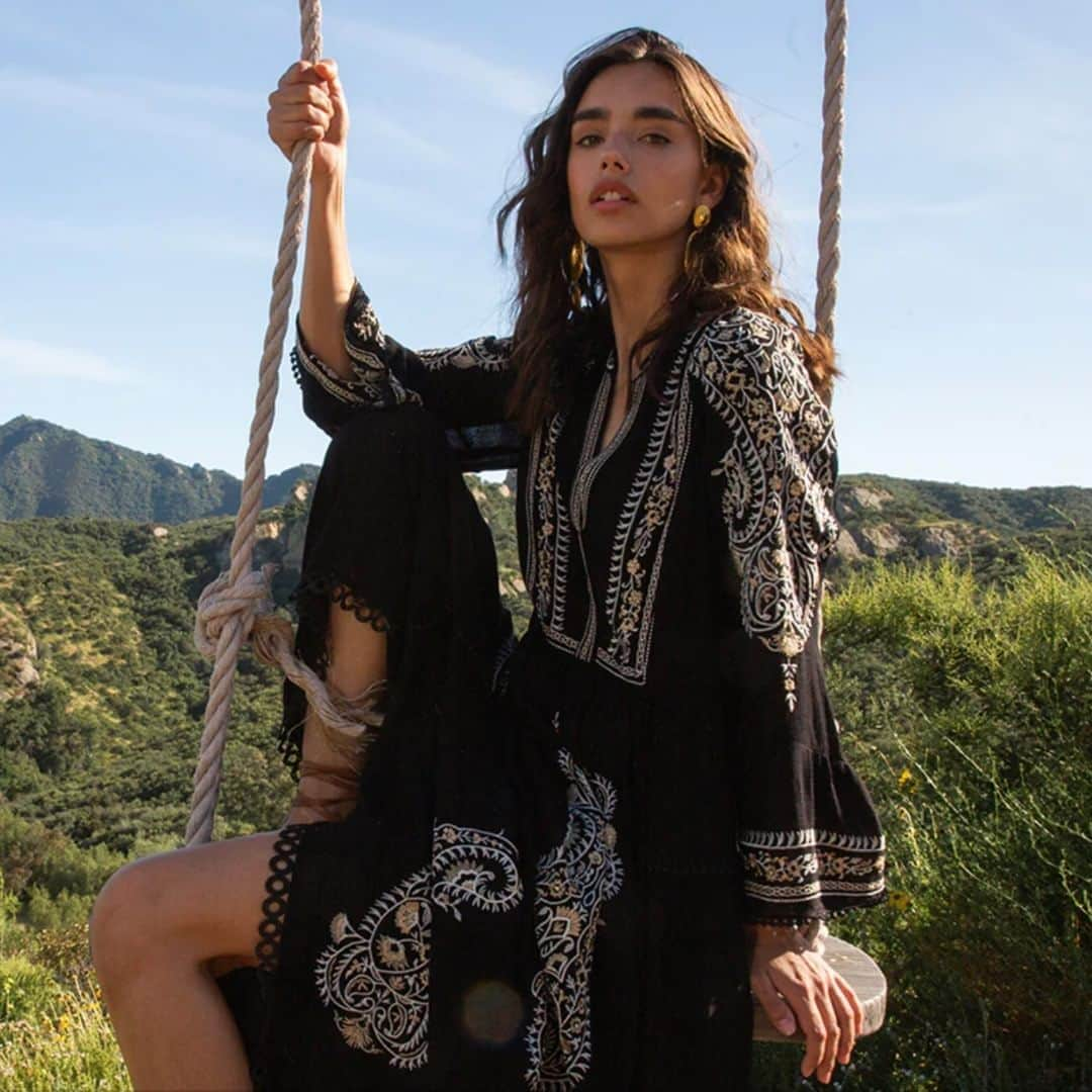 ヘイルボブさんのインスタグラム写真 - (ヘイルボブInstagram)「"Fall under the spell of our stunning maxi Isabel dress – perfect for any occasion! Embrace boho chic vibes during the day and effortlessly transition to evening elegance. 💃✨ #IsabelDress #VersatileStyle"  Photographer @shelliwrightphoto  Models @sam_kiri__ @naylalatis」1月11日 4時10分 - halebob_official