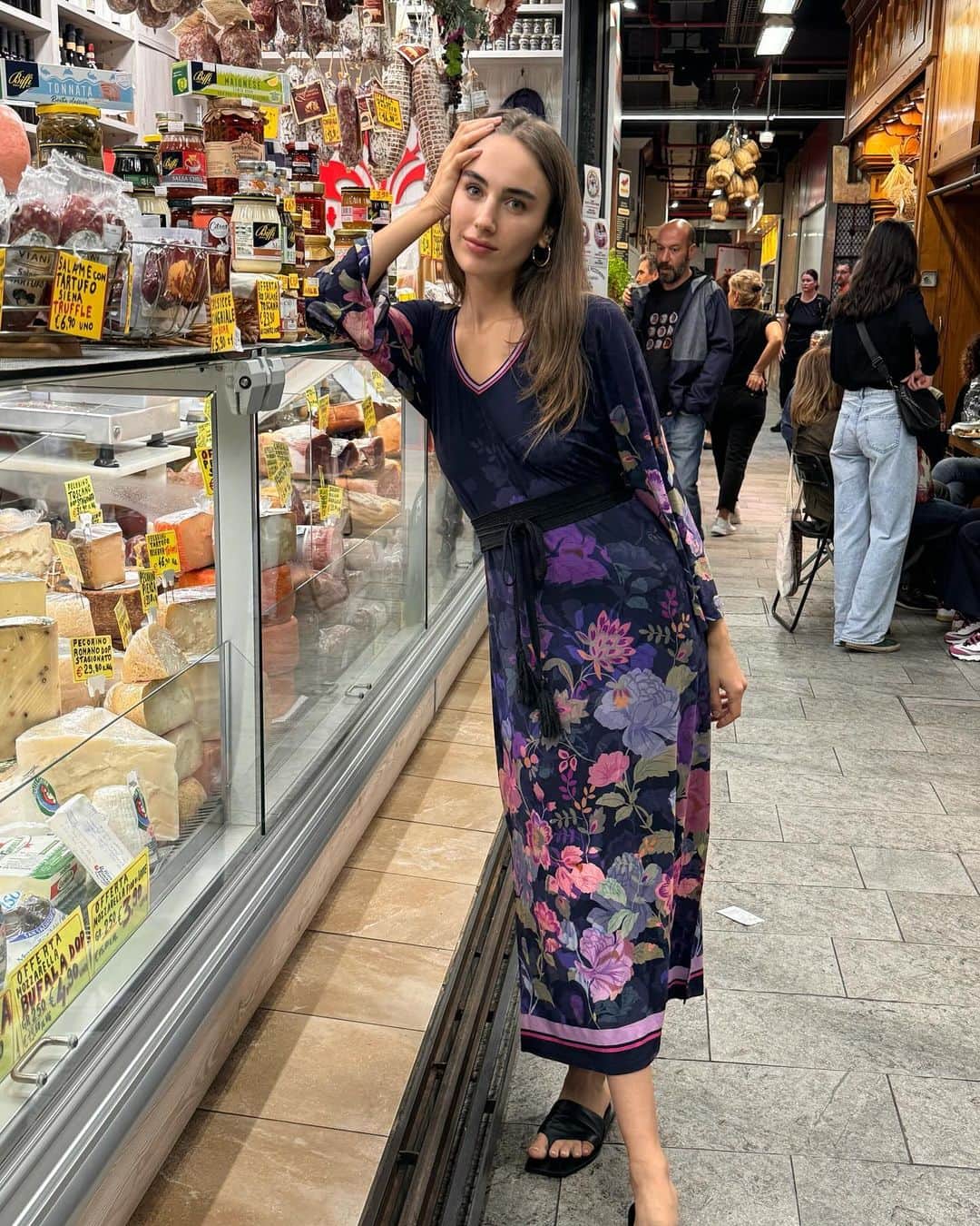 ジョニーワズのインスタグラム：「Ciao from Florence, Italy! Our Janie Favorite Dress is perfect for a stroll around the city.」