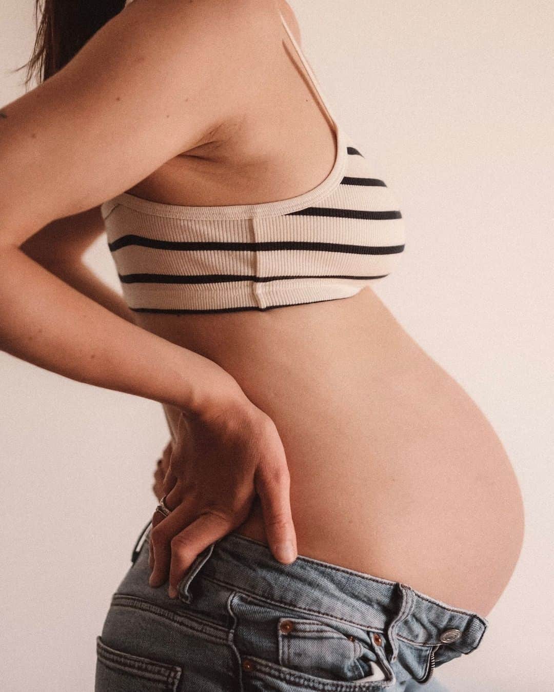 プチバトーのインスタグラム：「Que toutes les nouvelles et futures mamans de 2024 se manifestent ici avec un torrent de ❤️❤️❤️ Et si vous en avez autour de vous, taguez-les ici ⬇️ ! 🐣  📸 La douceur des photos de @ludivine_lecornec pour @candiceruellan ❤  Réf : A07K101  // May all the 2024 moms comment a lots of ❤️❤️❤️ ⬇️」