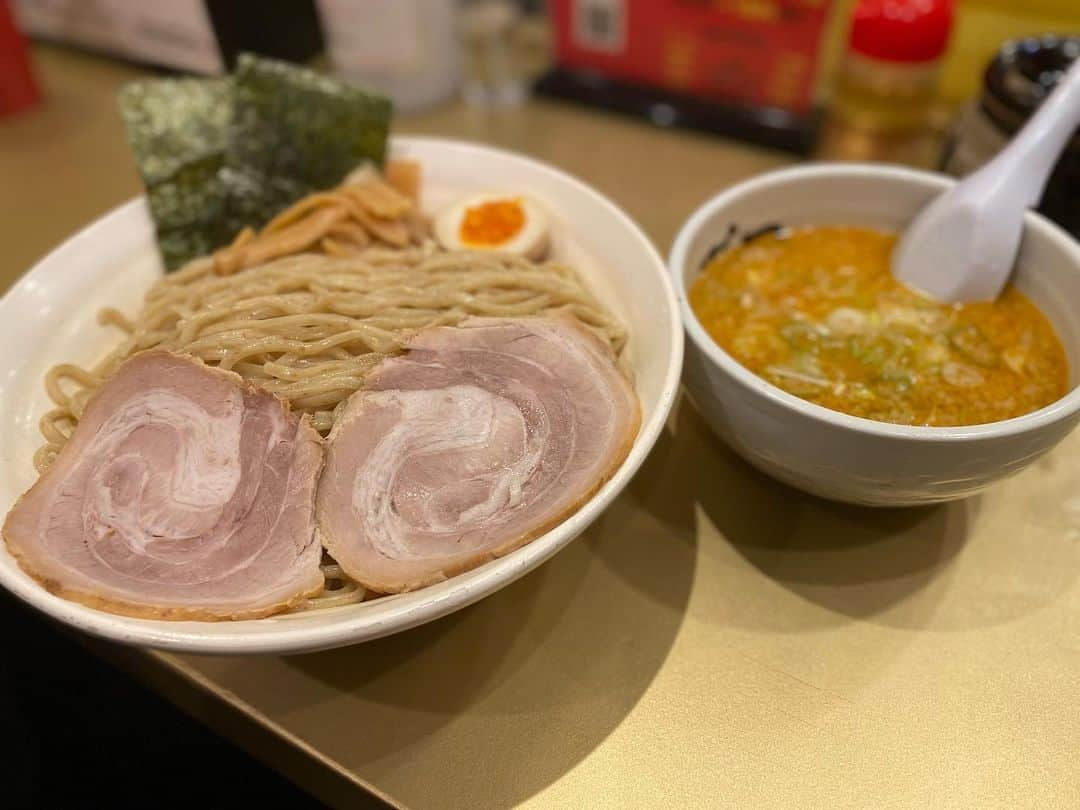 大沢文也さんのインスタグラム写真 - (大沢文也Instagram)「久々のごっつ！ つけめん800g これぞデブエット🤣  さぁーさぁーさぁー 太りますか🥹  #ラーメン #らーめん #拉麺 #つけ麺 #🍜」1月11日 15時36分 - fumifumi_k1