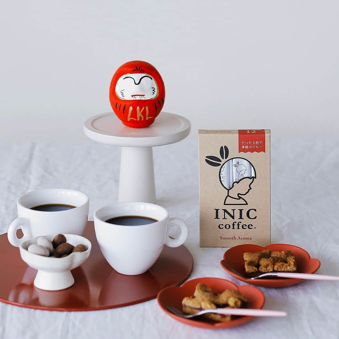 INIC coffeeのインスタグラム：「2024年はINIC coffeeが誕生して12年！ イニックちゃんは辰年生まれです🐉  この12年間、数多くの新商品が登場しましたが、その中でもINIC coffeeの定番人気No.1の【スムースアロマ】をぜひ年の初めに飲んでいただきたいです☕  厳選されたアラビカ種の豆を100％使用したスムースアロマは、絶妙な酸味とコクのバランスでさらりと飲める口当たり。季節や時間を選ばず、どんな時でも飲みやすいようにブレンドしました。 ホットでもアイスでも美味しくお召し上がりいただけます😊  #iniccoffee #イニックコーヒー #コーヒーギフト #コーヒースタグラム #コーヒーの時間 #コーヒーの香り  #コーヒーのある暮らし #コーヒーのある生活  #コーヒー好き  #コーヒーブレイク #辰年 #年男 #年女 #定番 #一番人気 #ブレンドコーヒー #ホットコーヒー #アイスコーヒー  #定番ブレンド  #カフェラテ  #カフェオレ」