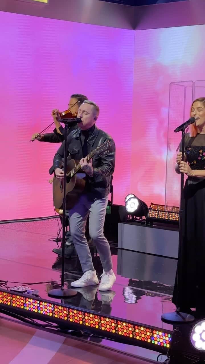 キャサディー・ポープのインスタグラム：「@yellowcard, along with @cassadeepope and Christine Lightner, perform “The Places We’ll Go,” LIVE in Times Square and we are loving the vibes. 🎶」