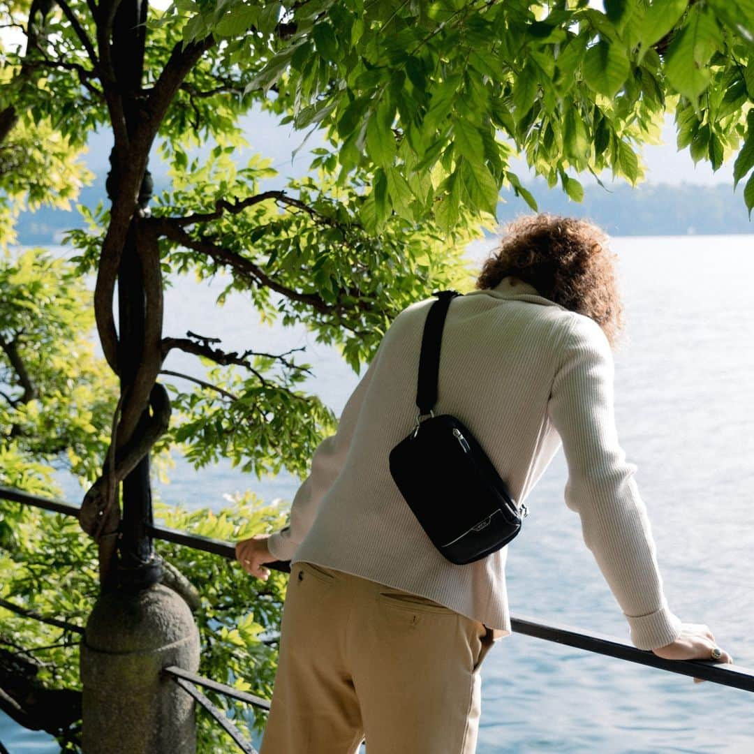 トゥミさんのインスタグラム写真 - (トゥミInstagram)「With a landscape defined by picturesque waters, villas and romantic follies, Lake Como is a must-see in 2024. Leave reality behind (but bring us with) as you enter the dreamy scene waiting at the foot of the alps.  #TUMI」1月12日 0時00分 - tumitravel