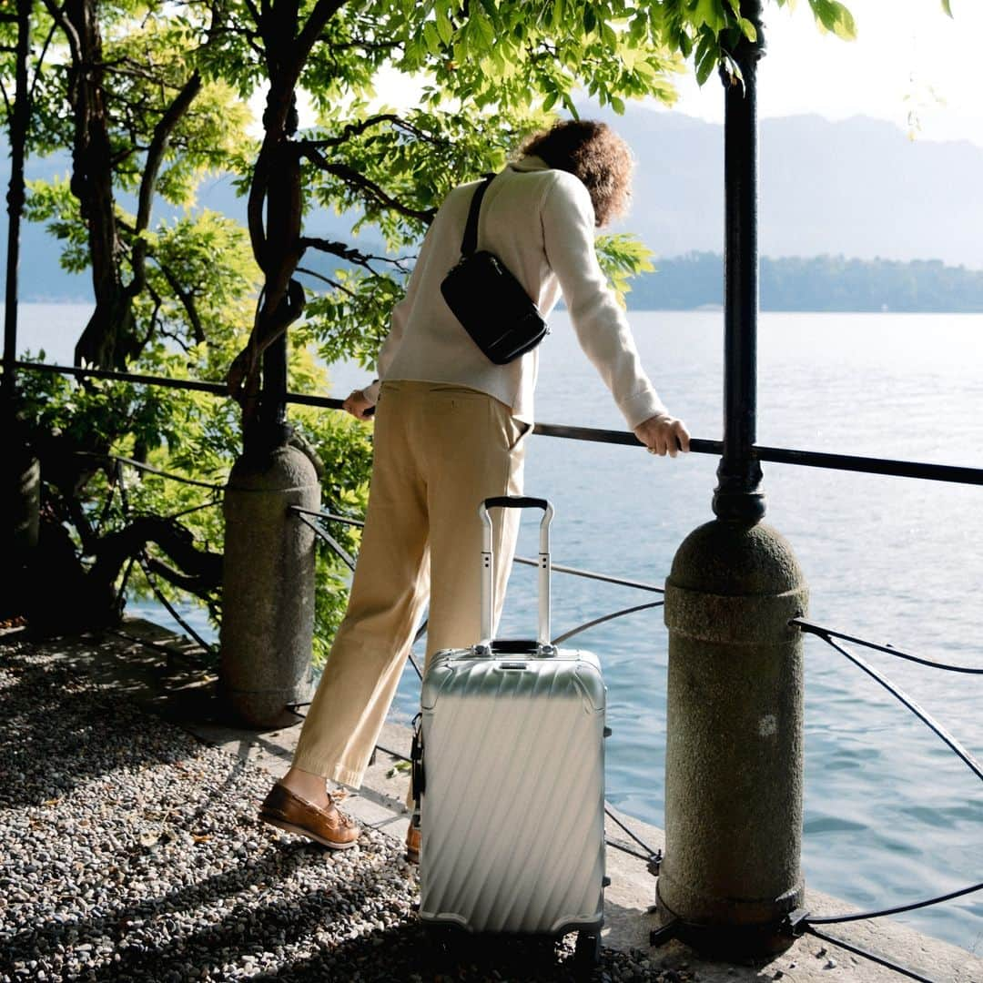 トゥミさんのインスタグラム写真 - (トゥミInstagram)「With a landscape defined by picturesque waters, villas and romantic follies, Lake Como is a must-see in 2024. Leave reality behind (but bring us with) as you enter the dreamy scene waiting at the foot of the alps.  #TUMI」1月12日 0時00分 - tumitravel