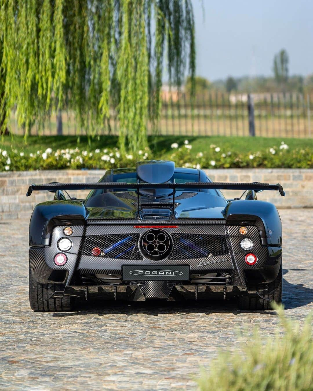 パガーニ・アウトモビリさんのインスタグラム写真 - (パガーニ・アウトモビリInstagram)「We are sure you have never seen this Zonda before.  When conceptualizing a Pagani Hypercar, we aim to focus on our client's desires, aspirations, and fantasies.  Horacio Pagani often reminds us that we are like tailors, weaving cars around the fabric of our clients' dreams.  This is why we greatly regard Unico, Pagani’s program of highly personalized upgrades.  The Zonda Attack brings the highest technological and performance level within Pagani's offerings for the Zonda model; both the external and internal configurations have been completely revised on demand, following lengthy phases of configuring and rendering customer requests.  #Pagani #PaganiAutomobili #ZondaAttack #PaganiOfficina #PaganiUnico」1月12日 0時04分 - paganiautomobili