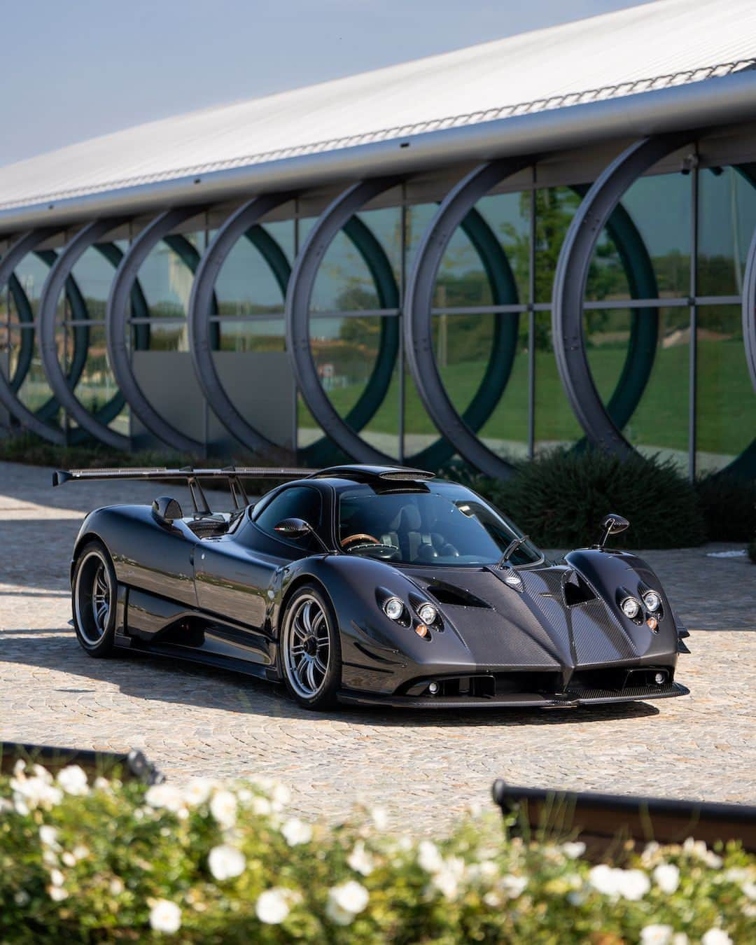 パガーニ・アウトモビリのインスタグラム：「We are sure you have never seen this Zonda before.  When conceptualizing a Pagani Hypercar, we aim to focus on our client's desires, aspirations, and fantasies.  Horacio Pagani often reminds us that we are like tailors, weaving cars around the fabric of our clients' dreams.  This is why we greatly regard Unico, Pagani’s program of highly personalized upgrades.  The Zonda Attack brings the highest technological and performance level within Pagani's offerings for the Zonda model; both the external and internal configurations have been completely revised on demand, following lengthy phases of configuring and rendering customer requests.  #Pagani #PaganiAutomobili #ZondaAttack #PaganiOfficina #PaganiUnico」