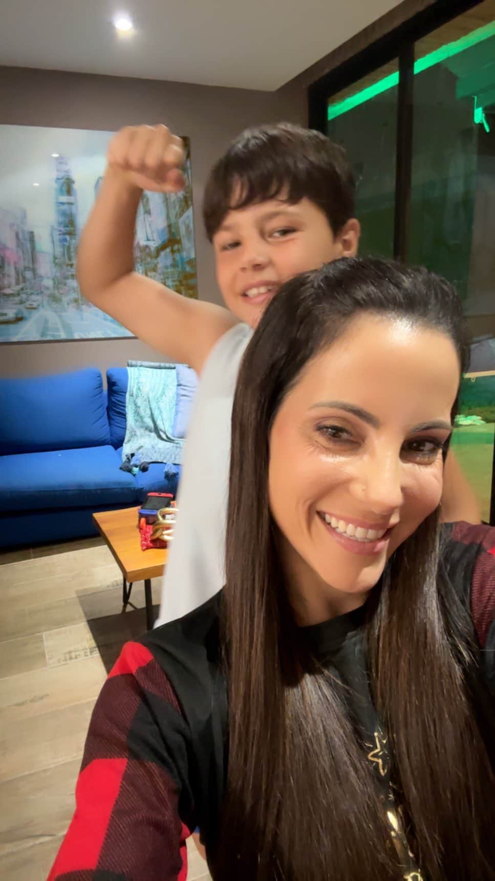 ポーラ・ベビラクアのインスタグラム：「Será que a veces parecemos unas sombras 🤣  Les pasa ?   #hijos #humor #sombra」