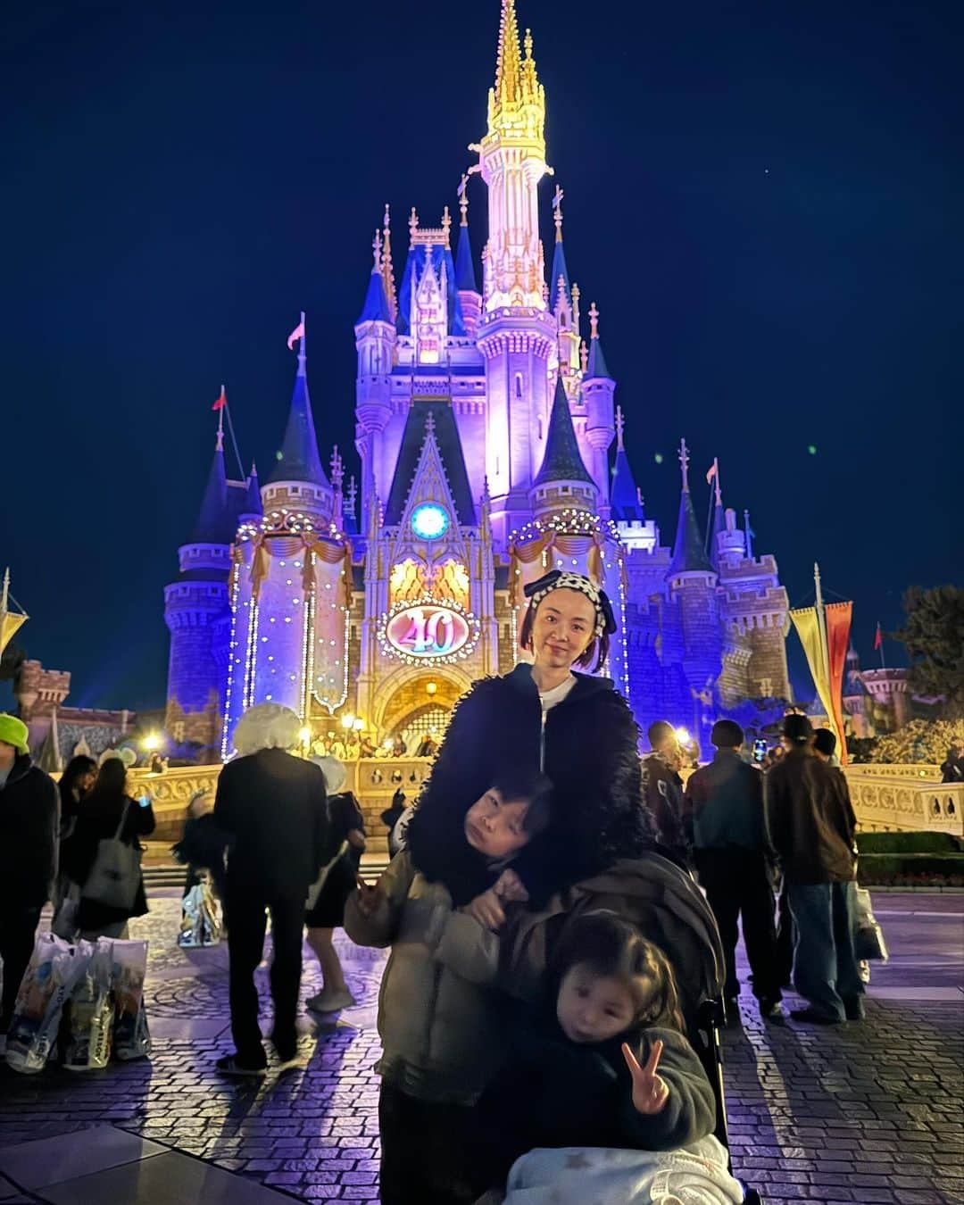 金子渚さんのインスタグラム写真 - (金子渚Instagram)「🐭🎄✨  やっとディズニーのシステムに慣れてきて我ながら良くアテンドできたと思う。 夢の国はキラキラでした✨🎄  コーヒーカップ一瞬でも目を開けたら大変な事になるところでした、危ない危ない🤮」12月19日 9時10分 - nagisakaneko