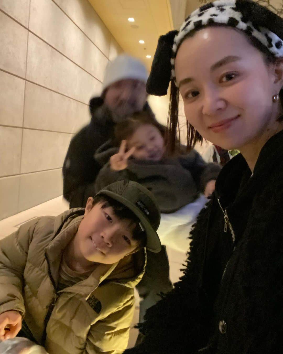 金子渚さんのインスタグラム写真 - (金子渚Instagram)「🐭🎄✨  やっとディズニーのシステムに慣れてきて我ながら良くアテンドできたと思う。 夢の国はキラキラでした✨🎄  コーヒーカップ一瞬でも目を開けたら大変な事になるところでした、危ない危ない🤮」12月19日 9時10分 - nagisakaneko