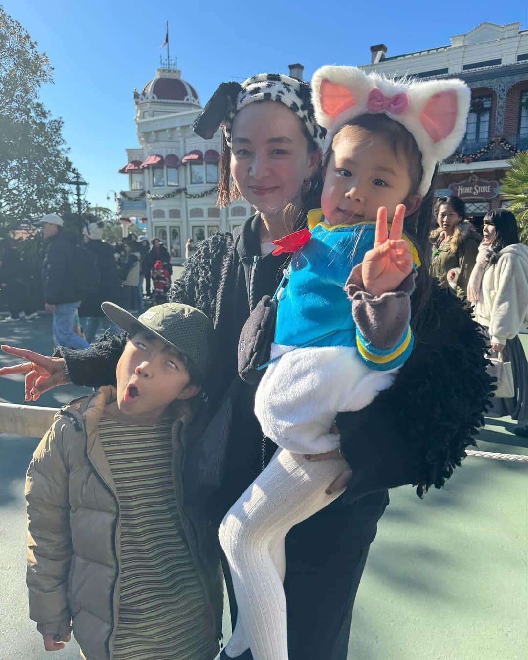 金子渚さんのインスタグラム写真 - (金子渚Instagram)「🐭🎄✨  やっとディズニーのシステムに慣れてきて我ながら良くアテンドできたと思う。 夢の国はキラキラでした✨🎄  コーヒーカップ一瞬でも目を開けたら大変な事になるところでした、危ない危ない🤮」12月19日 9時10分 - nagisakaneko