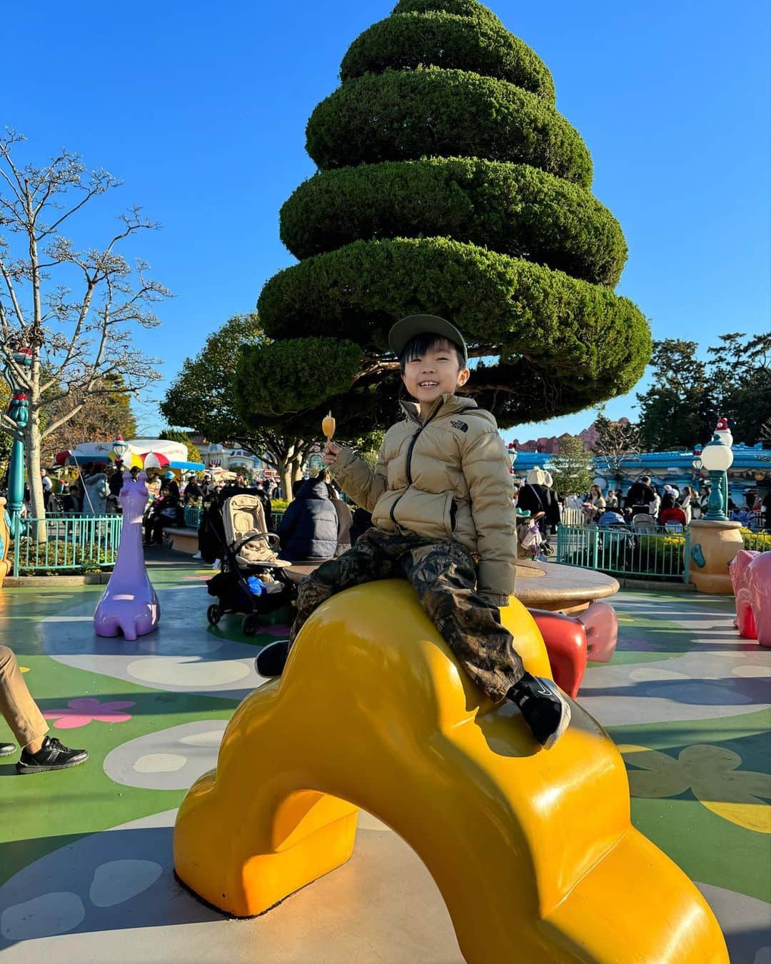 金子渚さんのインスタグラム写真 - (金子渚Instagram)「🐭🎄✨  やっとディズニーのシステムに慣れてきて我ながら良くアテンドできたと思う。 夢の国はキラキラでした✨🎄  コーヒーカップ一瞬でも目を開けたら大変な事になるところでした、危ない危ない🤮」12月19日 9時10分 - nagisakaneko