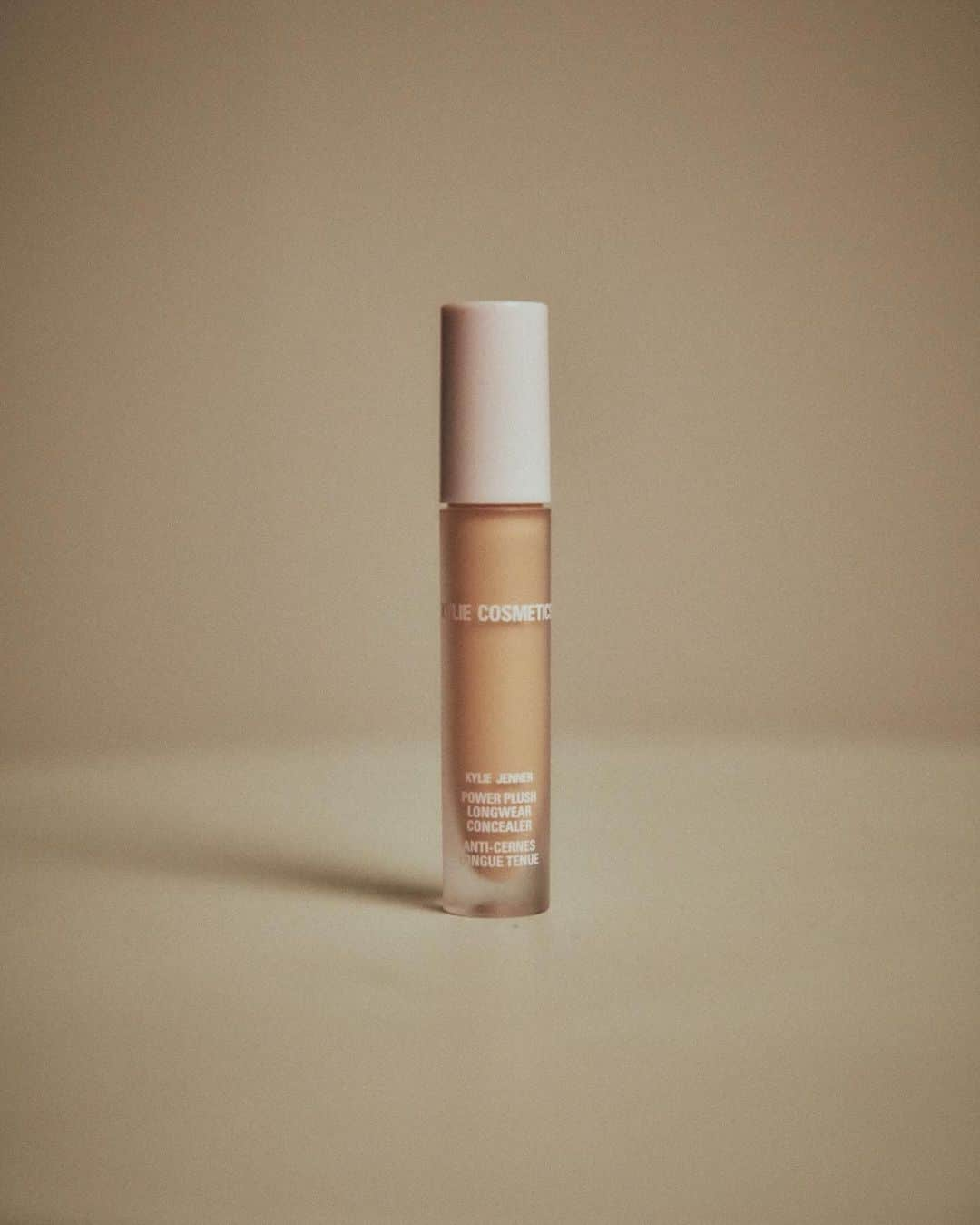 Kylie Cosmeticsさんのインスタグラム写真 - (Kylie CosmeticsInstagram)「our multi-purpose concealer covers under eye circles, dark spots, and redness or can be used to highlight, bronze and contour 🤎」12月19日 9時13分 - kyliecosmetics