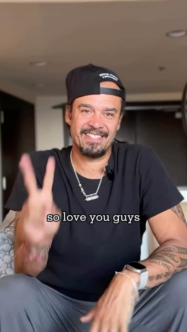 マイケル・フランティのインスタグラム：「Someone once described grief as the act of letting go. Hands Up To The Sky is a song that came from a moment for me during the midst of the pandemic, grieving the death of my biological father and feeling isolated from those I loved.  There was a moment watching my first live music in 2 years. I had been feeling, sadness, shock, numbness, denial and some anger all rolled into one.  While the band played I closed my eyes, threw my hands up, sang along at the top of my lungs and felt a wave of tears, sweat and heartbeats pound away as I let go of a lot of what I had been holding in my heart, mind and limbs.   This song is what I felt in that moment and the joy I experienced after that moment of letting go.   I hope that wherever you are in life right now that this song can serve you in your moments of big emotions!!! Laughter, tears, grief and celebration A reminder that no matter what it is…you got this!   There’s never a bad time to turn up the music, throw your hands up and dance out whatever is weighing on you!  It’s actually what music is created for. 🙏🏽❤️🙏🏽😊  #handsuptothesky #michaelfranti #trackbytrack」