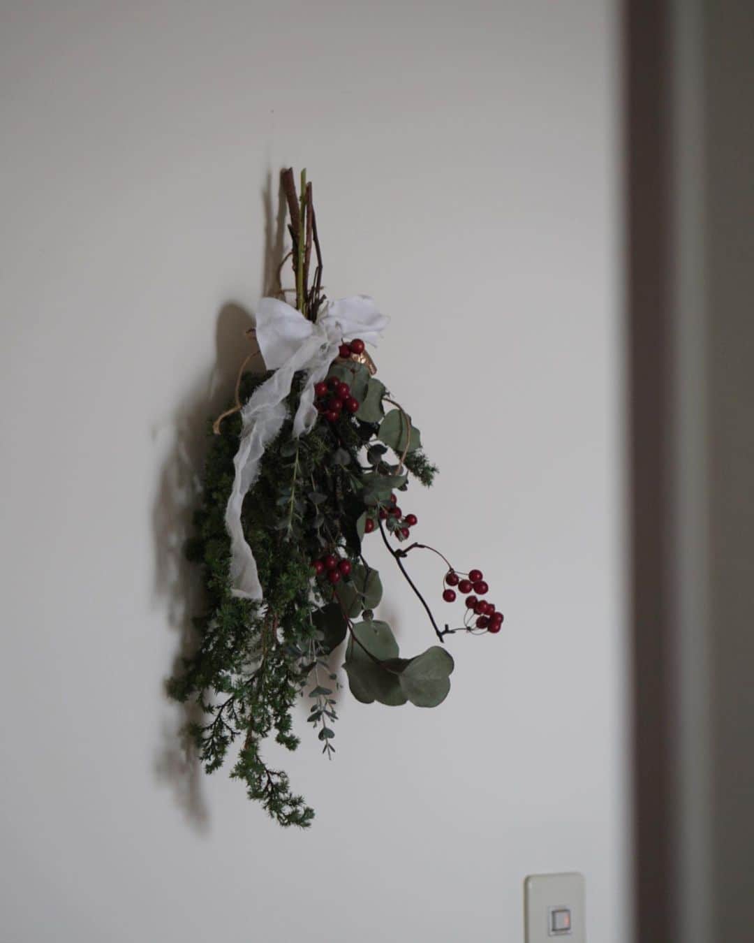 kozue._.picのインスタグラム：「. . 今年も少ない花材で クリスマス飾りを作りました。 . スギ、ユーカリ、サンキライの実 全部ギュっとまとめて小さなスワッグに𓂃𓇣𓏸𓈒𓂂 . . . #シンプルな暮らし#持ちすぎない暮らし#持たない暮らし#ミニマリスト#すっきり暮らす#季節を楽しむ#丁寧な暮らし#子どものいる暮らし#こどもと暮らす#シンプルライフ#暮らしを楽しむ#賃貸暮らし#社宅暮らし#クリスマス#スワッグ#インテリア」