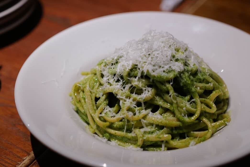 高山都のインスタグラム：「ふだん、あまり食べる機会の少ないパスタは至福の味🍝 ジェノベーゼみたいなセロリのソースにペコリーノチーズ、鹿のボロネーゼに栗、ふたつのパスタは優勝🏆 以前住んでた家から近かったから、ちょくちょく行ってた @cosicome_  ひとりで来て、たらふく食べて飲んでしたこともあったなー。 本当に何を食べても美味しくて唸る。 菜の花をクタクタに煮込んで卵が乗ってパンをひたして食べるのもシンプルの極み！  #美味しかった記録  とっちー写真ありがとう！  @yukowedding @katsuji_tochizawa @miyoshihayato @tatsuroyasui  美味しい楽しい夜だったねー🍷🍴🍝  @cosicome_ 井村さん、ごちそうさまでした！また来年もすぐ行きます！」