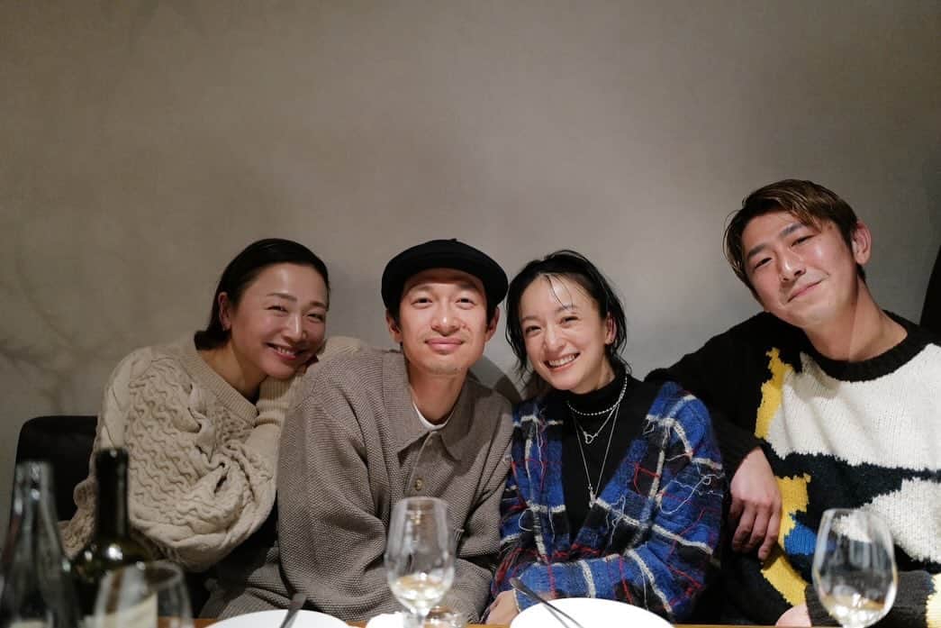 高山都のインスタグラム：「大阪と鎌倉と東京と、みんな住んでる場所違うのに、パッと集合できるようになったりすると、自分たちも大人になったなーなんて思ったり。 昨日は、夫の写真を見にきてくれた隼人くんに、ゆうこ、とっちー夫妻と安井家での集まり。 いろんな話して爆笑して。 こうやって、みんなの行動が嬉しいから、自分もフットワークよく動ける自分でいたいなーと思うのです。」