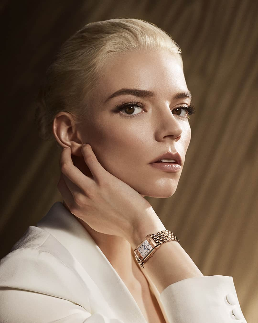 ジャガールクルトさんのインスタグラム写真 - (ジャガールクルトInstagram)「Precious timepiece. #VirtuosityOfNature _ Anya Taylor-Joy @anyataylorjoy Reverso Duetto Designed, made and assembled in our Manufacture _ Embodied by Global Ambassador Anya Taylor-Joy, the Reverso Duetto reveals its feminine and precious design. Featuring the original three-lined gadroons on its recto and two refined lines of diamonds on its verso, this timepiece displays a versatile design.  _  #JaegerLeCoultre #Reverso #AnyaTaylorJoy」12月19日 1時00分 - jaegerlecoultre