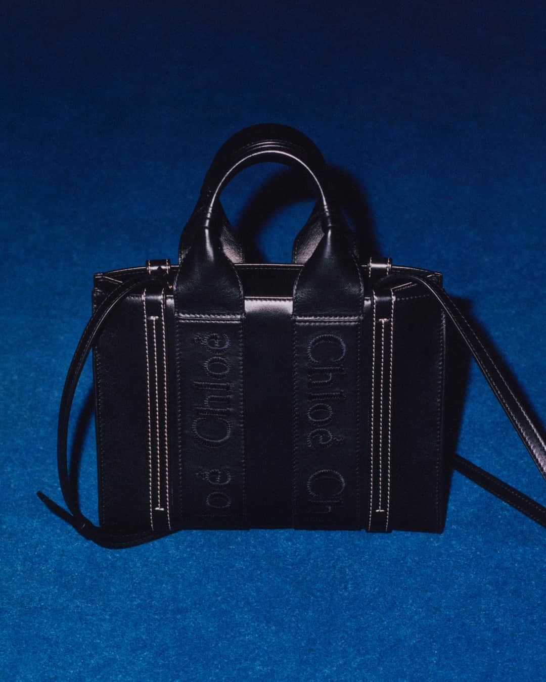 Chloéのインスタグラム：「The mini Woody tote is an elegant day-to-evening bag crafted from lustrous leather featuring strong lines and contrast logo embroidery for a signature touch.」