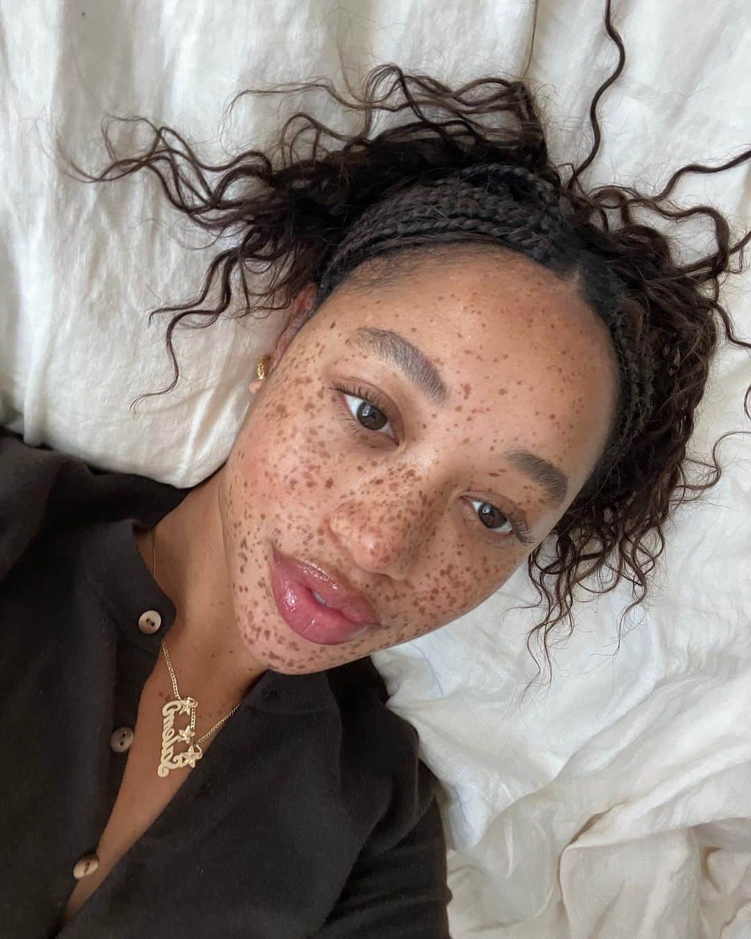 Vogue Beautyのインスタグラム：「Trends come and go, but accentuating your authentic, natural features never goes out of style—which is precisely where minimalist makeup comes in. At the link in our bio, our experts break down the nine quintessential steps to nail an effortless, your-skin-but-better makeup look to sport this season. #regram @salemmitchell」