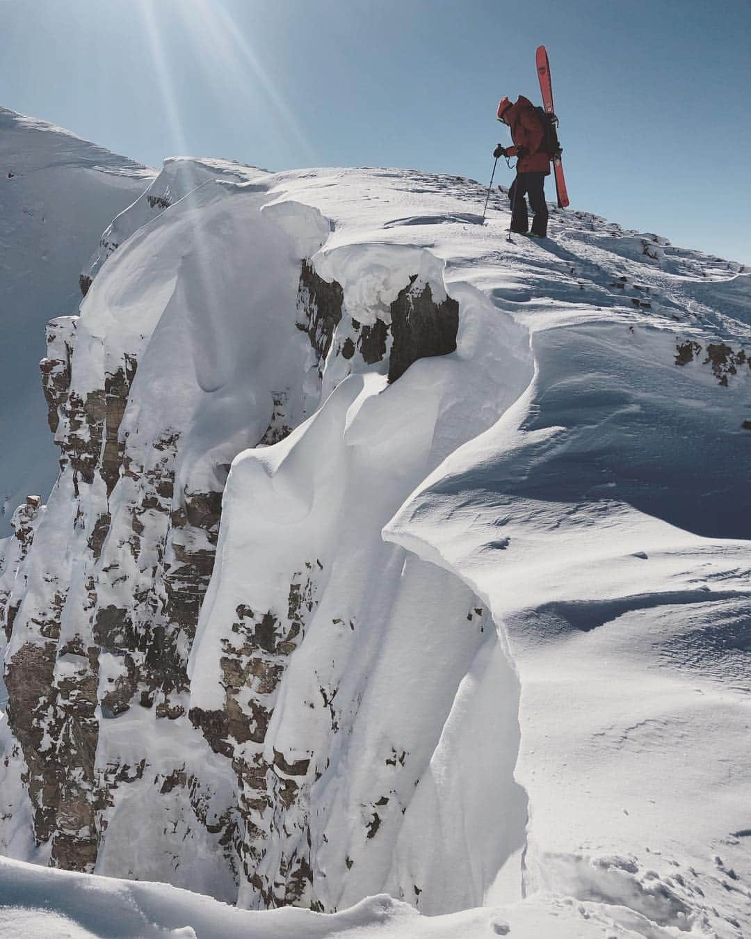 ジミー・チンのインスタグラム：「That time I got @alexhonnold on skis . Thought I'd start him out on something mellow...」