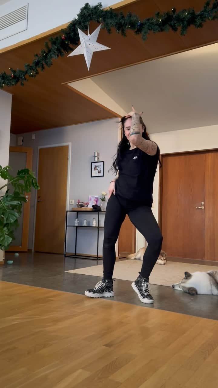 チャチー・ゴンザレスのインスタグラム：「Burned more calories learning and doing this dance than I would’ve in 3 cardio classes 😅😳 steps by the choreo king @keonemadrid 🙌🏼」