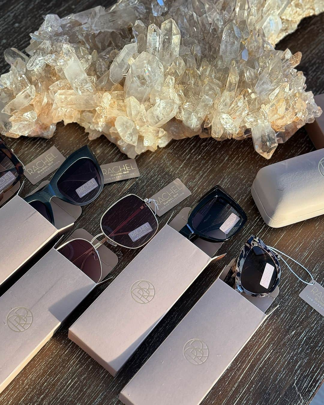 レイチェルロイさんのインスタグラム写真 - (レイチェルロイInstagram)「My new RRR Sunglasses are going in every holiday gift I’m giving this year!   + Chic  + Modern Shapes + Universally Flattering  + Affordable.. true luxury!   Available at @tjmaxx & @burlingtondeals   Happy Shopping & Happy Holidays!  #RachelRachelRoy #Sunglasses #GiftIdeas」12月19日 1時21分 - rachel_roy